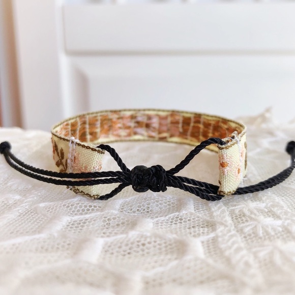 ๑ Vintage Sweet Natural Floral Embroidered Trim Bracelet ๑ - Picture 4 of 4
